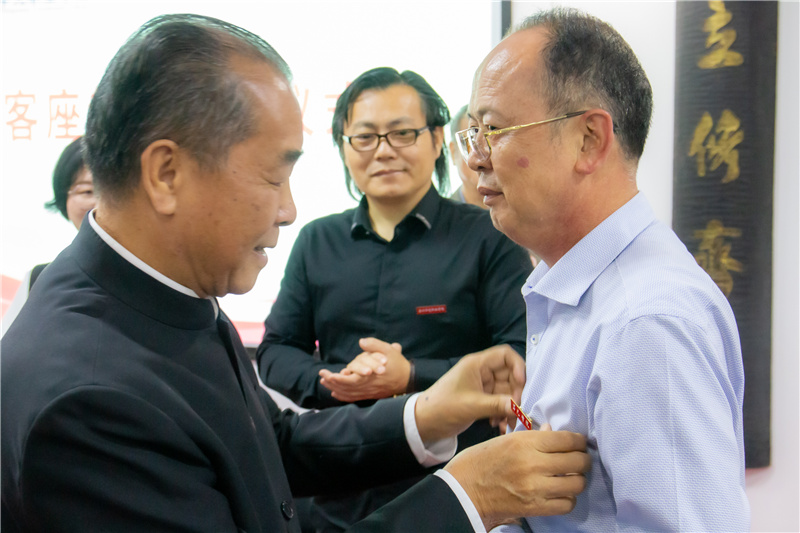 6吳其萃董事長(zhǎng)為蔣欽全教授佩戴校徽.jpg