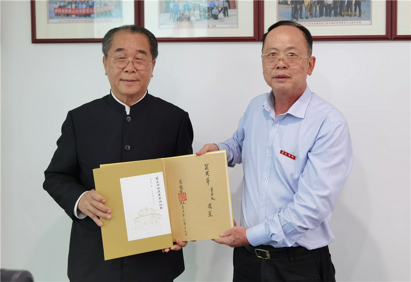 8蔣欽全教授向我校捐贈(zèng)圖書(shū).jpg