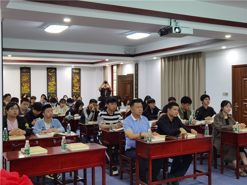 10師生認(rèn)真聽(tīng)講.jpg