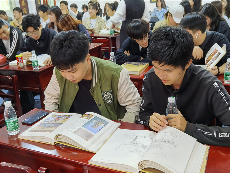 11同學(xué)們?cè)谘凶x交流中.jpg
